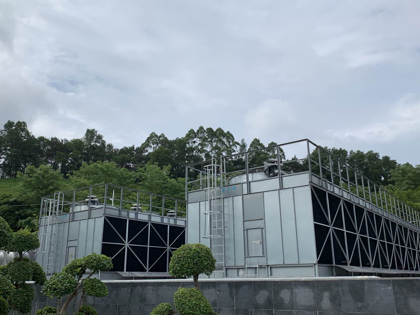 玻璃鋼冷卻塔結(jié)垢要如何處理(玻璃鋼冷卻塔結(jié)垢解決方法)